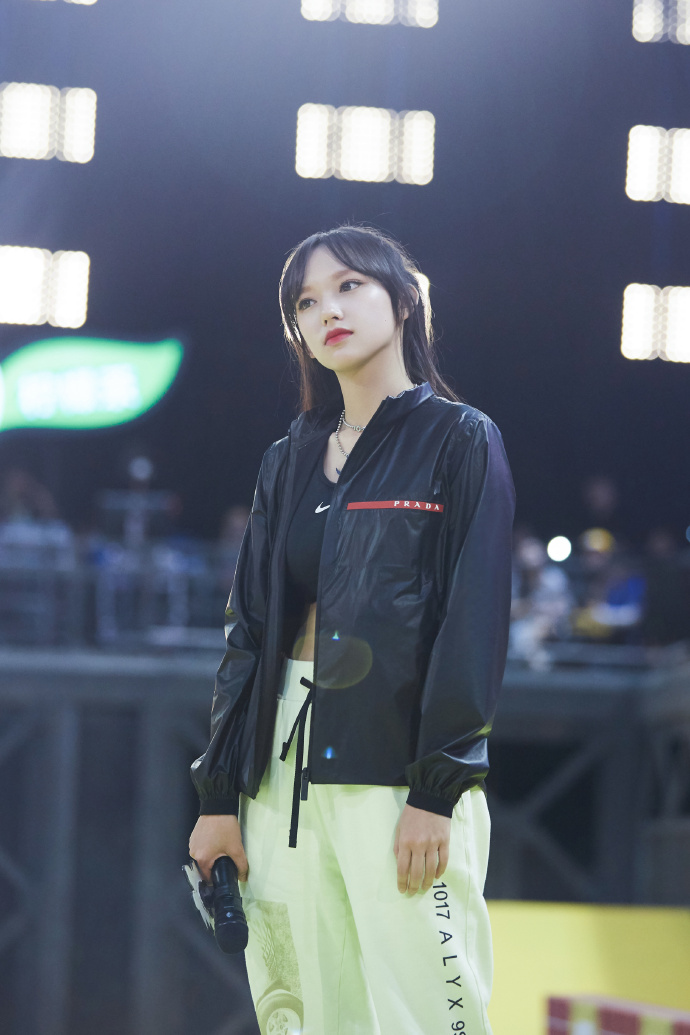 程潇甜酷亮相极限青春发布会诠释不服输滑板精神