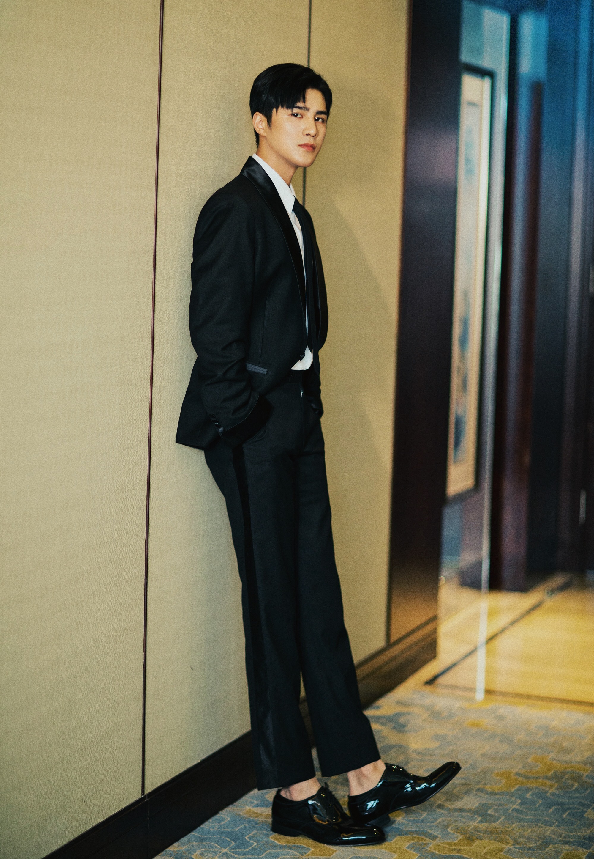 景色怡人的海边,微微的海风徐徐吹过,青年演员姜潮,一身高级黑色西装