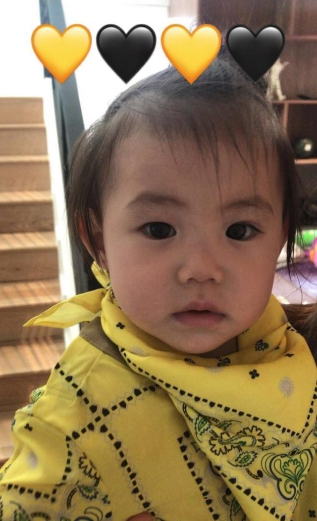 能让陈冠希心甘情愿下跪伺候的，就只有这个刚满一岁的小女孩了