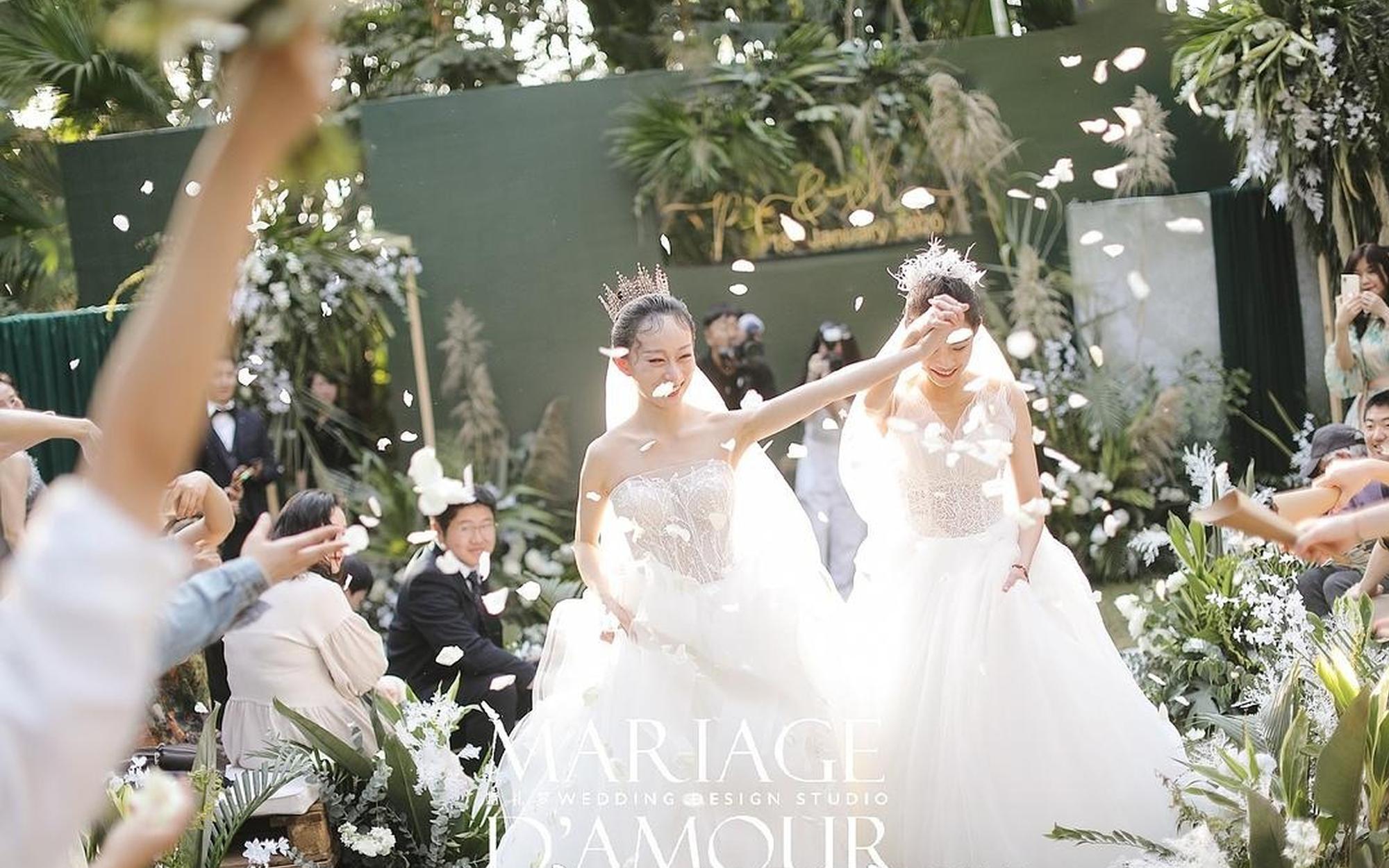 杨丽萍徒弟水月婚礼现场曝光 两人穿婚纱挽手幸福满满 -- 眼界，放眼世界