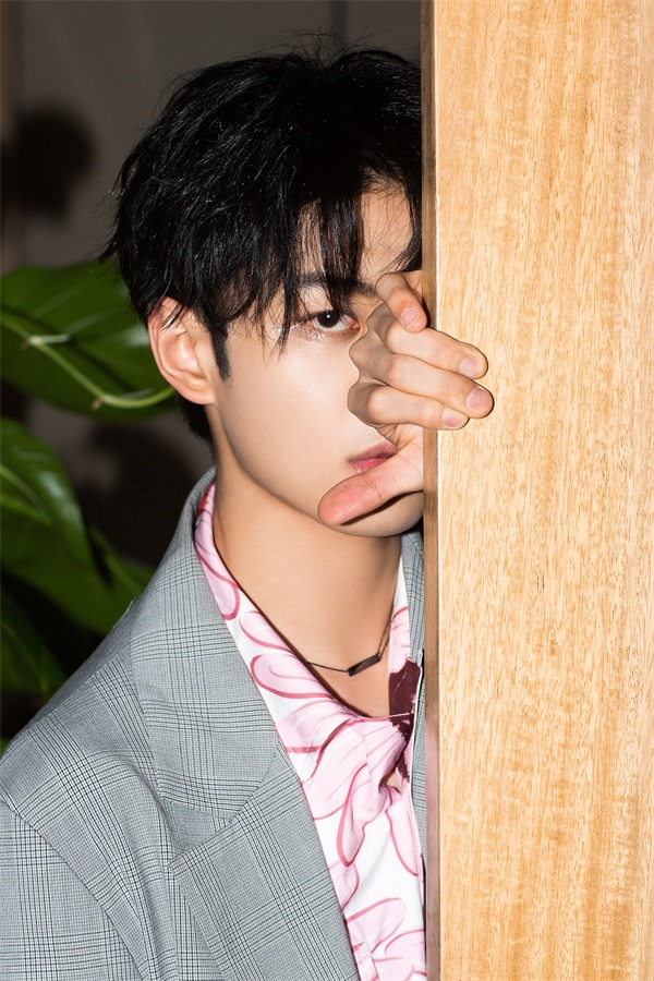 王晨艺身着灰色垂感西装参与活动帅气随性张力十足