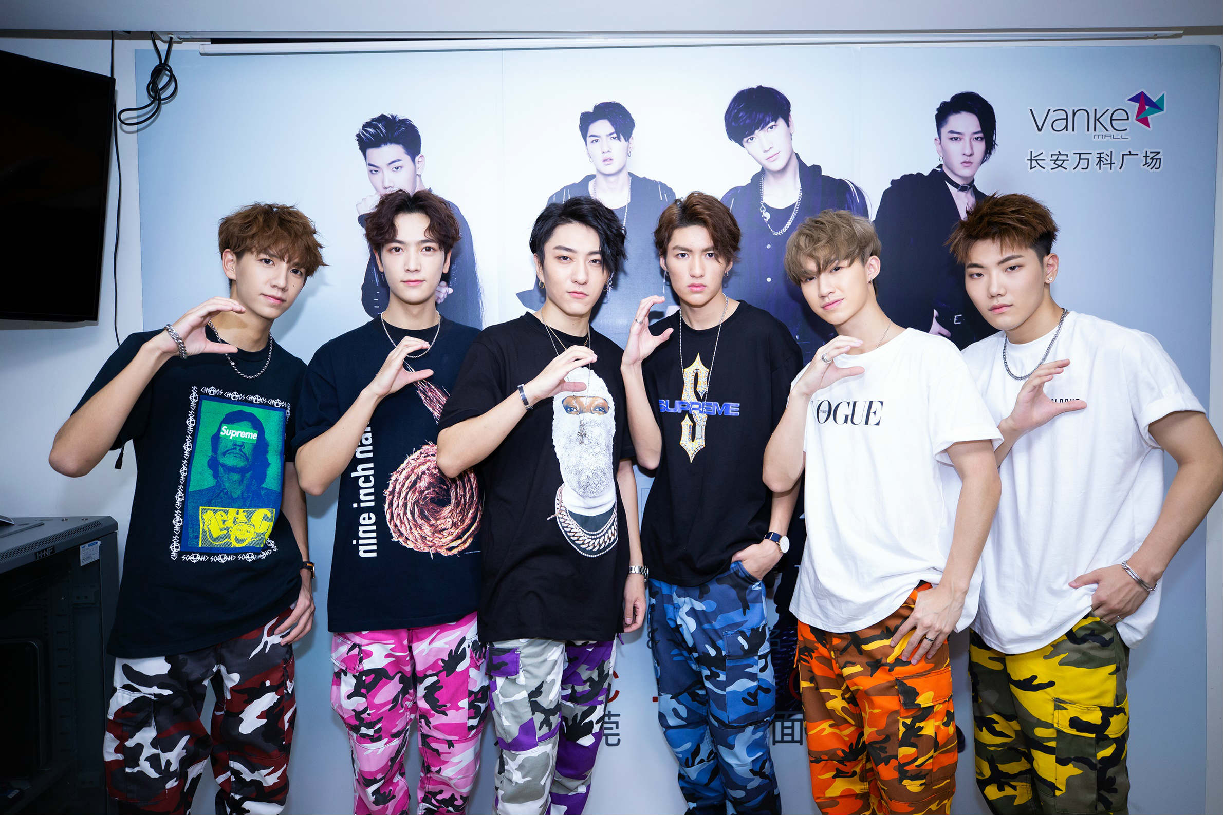 cto男团内地首场签唱爆满出道百天感慨满满