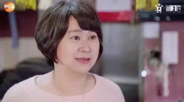 旧版的杉菜妈妈在新版《流星花园》中也出现了,这位风水轩的店主月姐