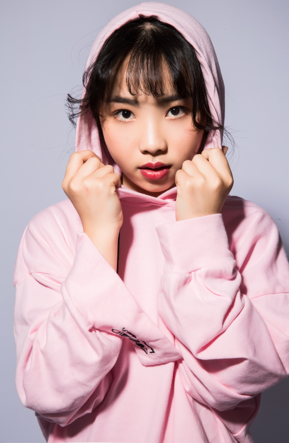 12岁音乐少女李艾珈亮相广西跨年演唱会甜美嗓音惊艳全场