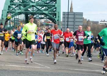 万人马拉松比赛现悲剧 两名男子跑过终点后累死 360娱乐