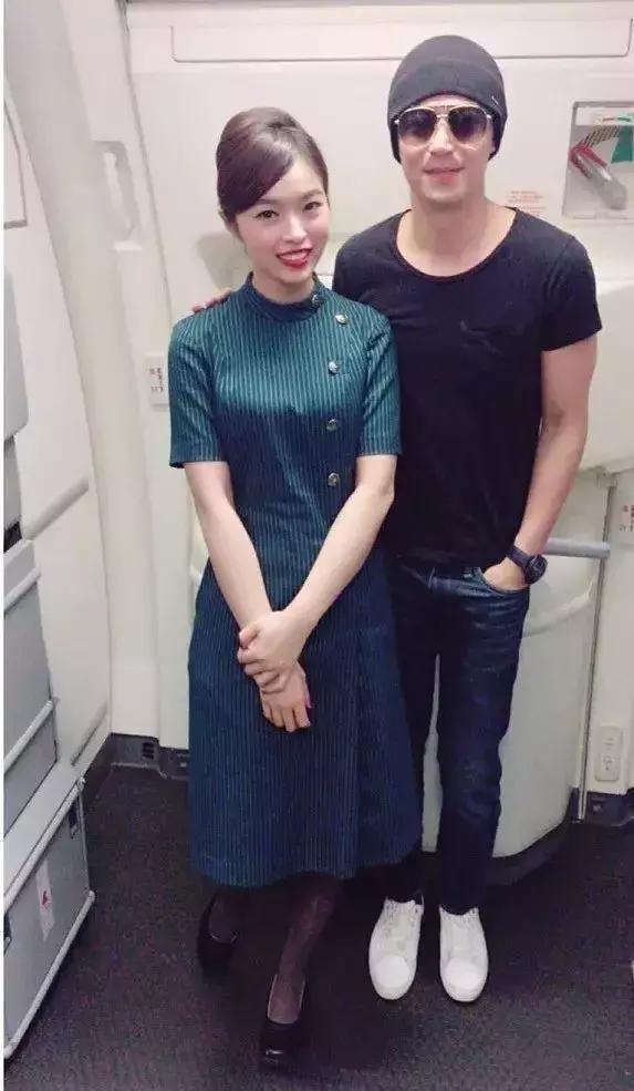 跟空姐合影才是检验明星颜值的标准,蒋欣瘦三圈,刘涛输得很惨!