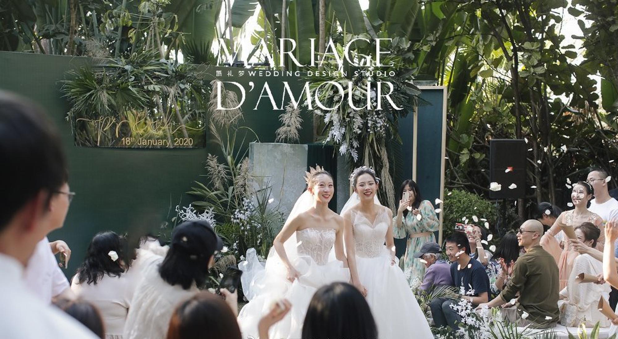 杨丽萍徒弟水月婚礼现场曝光 两人穿婚纱挽手幸福满满