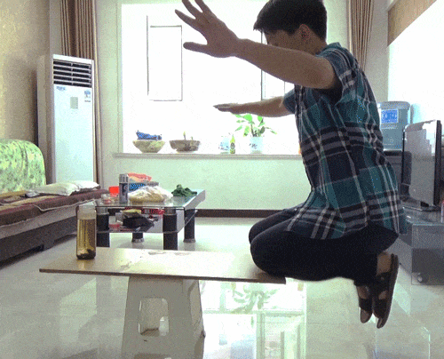 搞笑GIF：妹子，不是你腿短，这车子后备箱它是用脚扫的 - 360娱乐，你开心就好