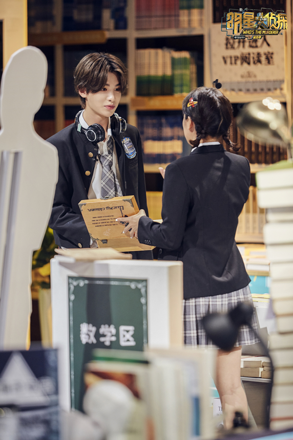 justin黄明昊亮相明星大侦探4现场嗨跳引王鸥鬼鬼尖叫