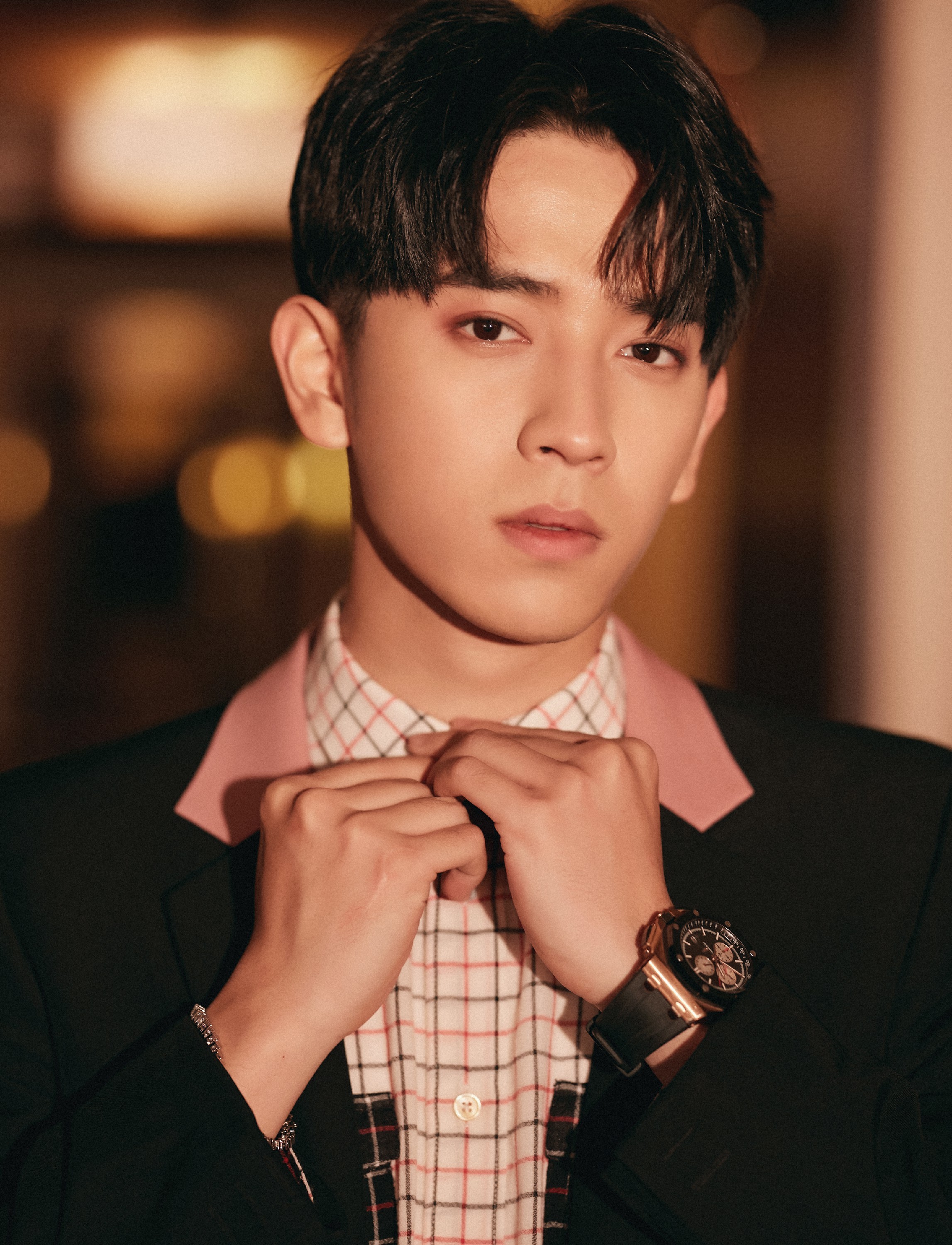 陈若轩粉领西装沉稳俊朗斩获年度飞跃男演员