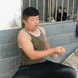 搞笑GIF: 娶到这么漂亮的老婆，你还委屈啊！ - 360娱乐，你开心就好