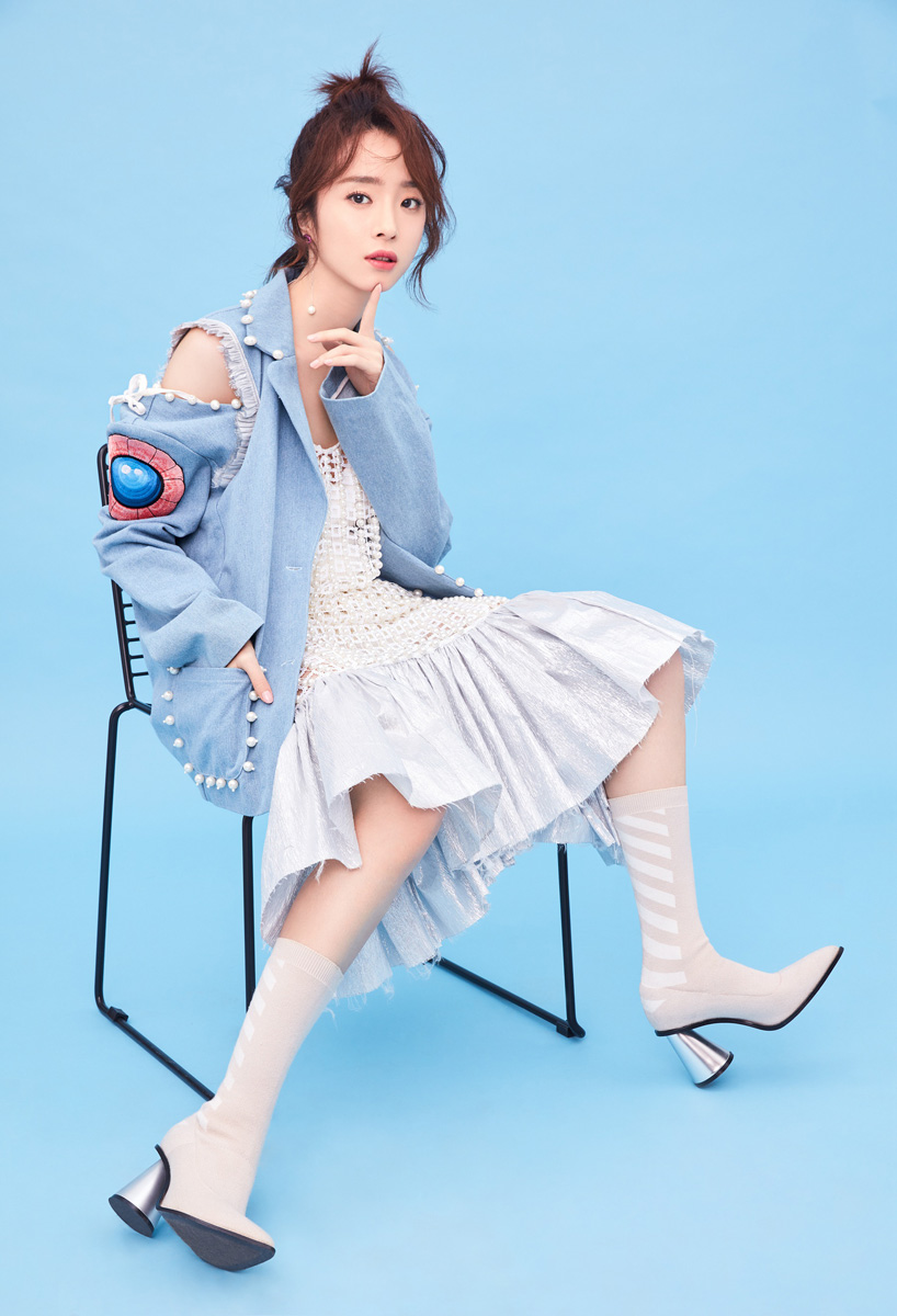 胡冰卿曝冰蓝系写真灵动俏皮风格百变