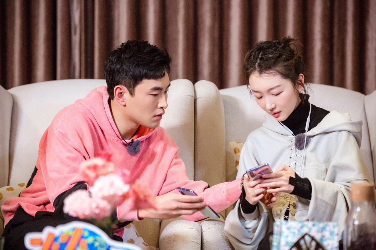 小小的追球周冬雨放飞自我不顾女演员形象大口吃蛋糕