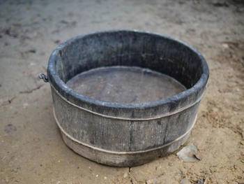 这个木洗脚盆,奶奶用了70年,在这期间烂了很多次,但奶奶找木匠修修补