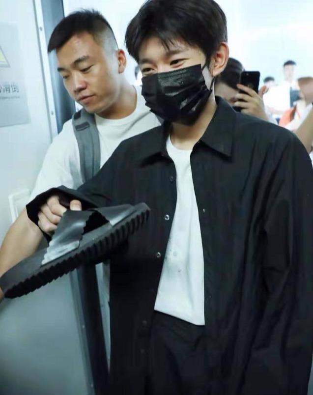 不愧是顶流，机场人潮拥挤粉丝鞋都丢了尴尬的是还被王源捡到了