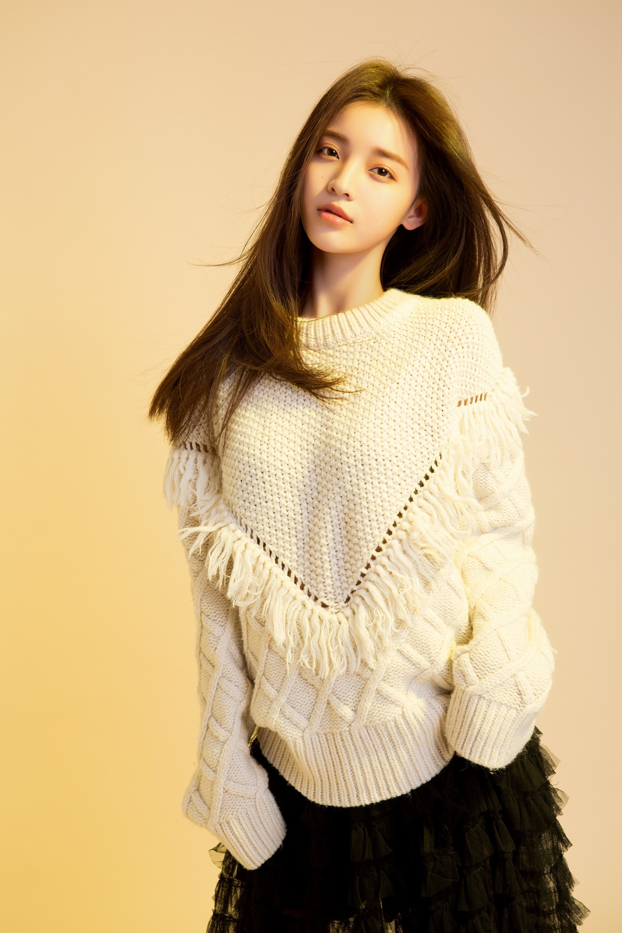 曾雪瑶白色情人节写真来袭长发飞扬眉目含情