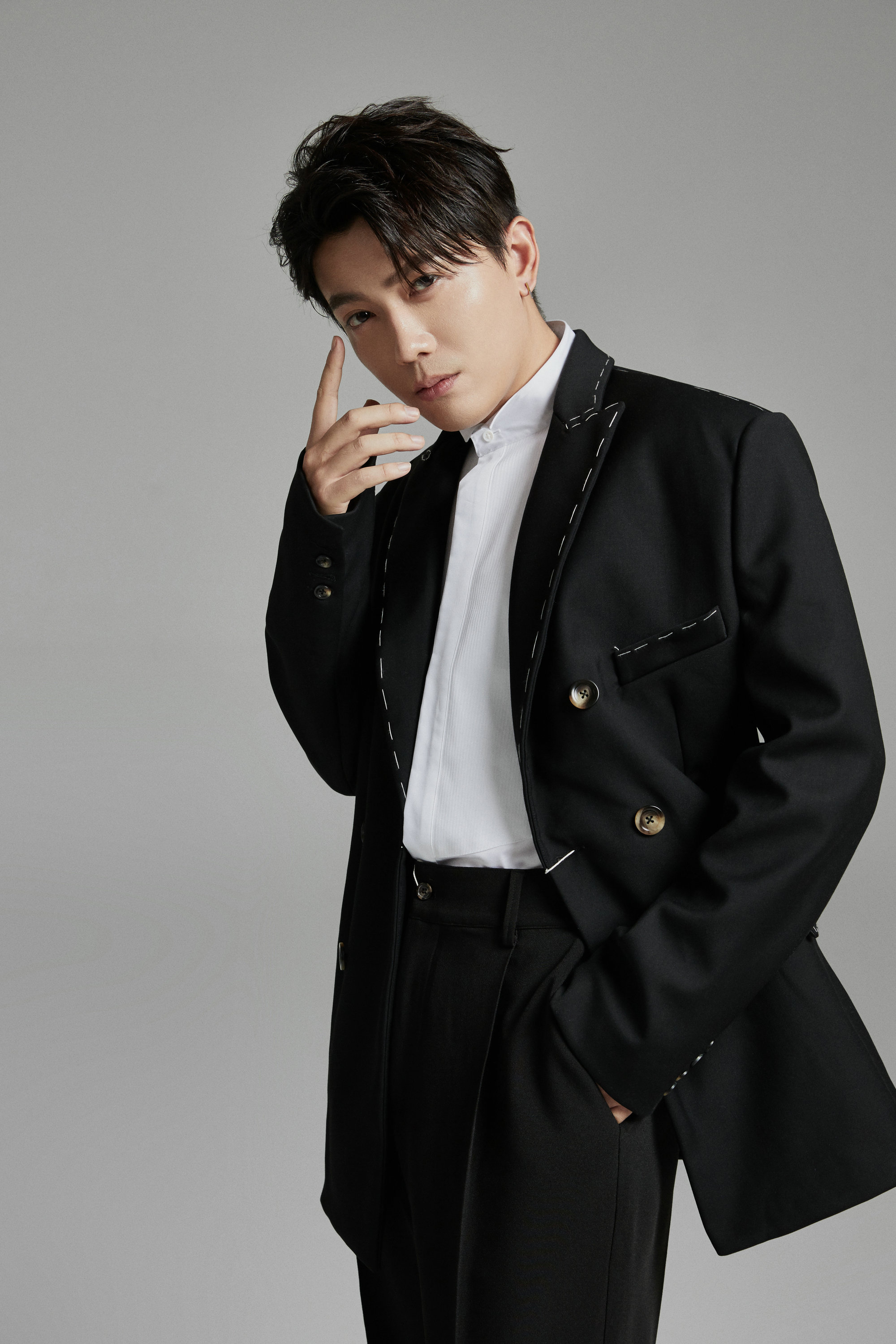 近日,演员李亭哲一改湖南卫视热播剧《激荡》中的形象,曝光了一组黑色