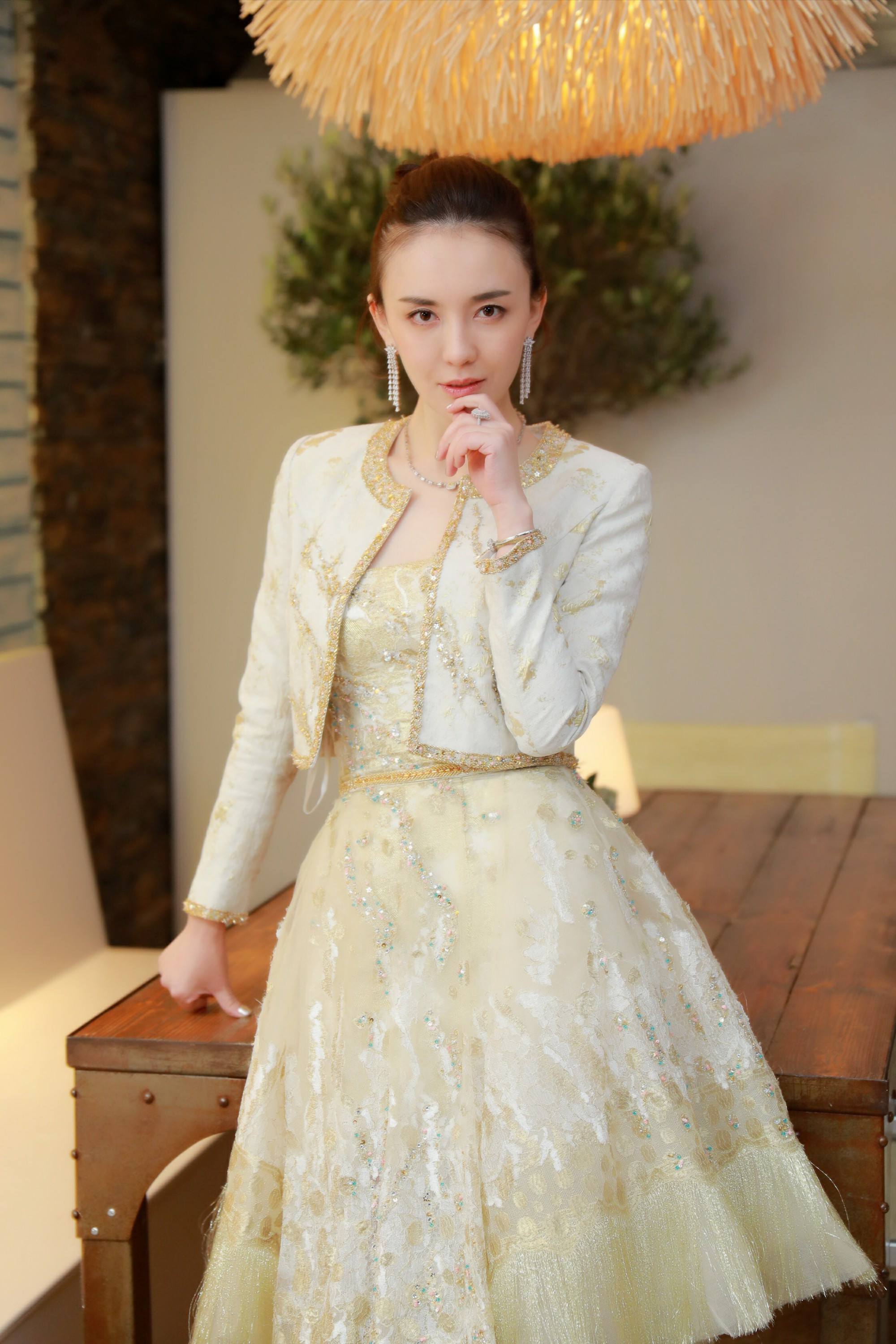 吕佳容米兰时装周大片曝光蕾丝金绣典雅华贵