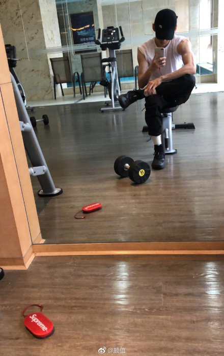 中年男明星的倔强潘粤明健身的样子过于真实了