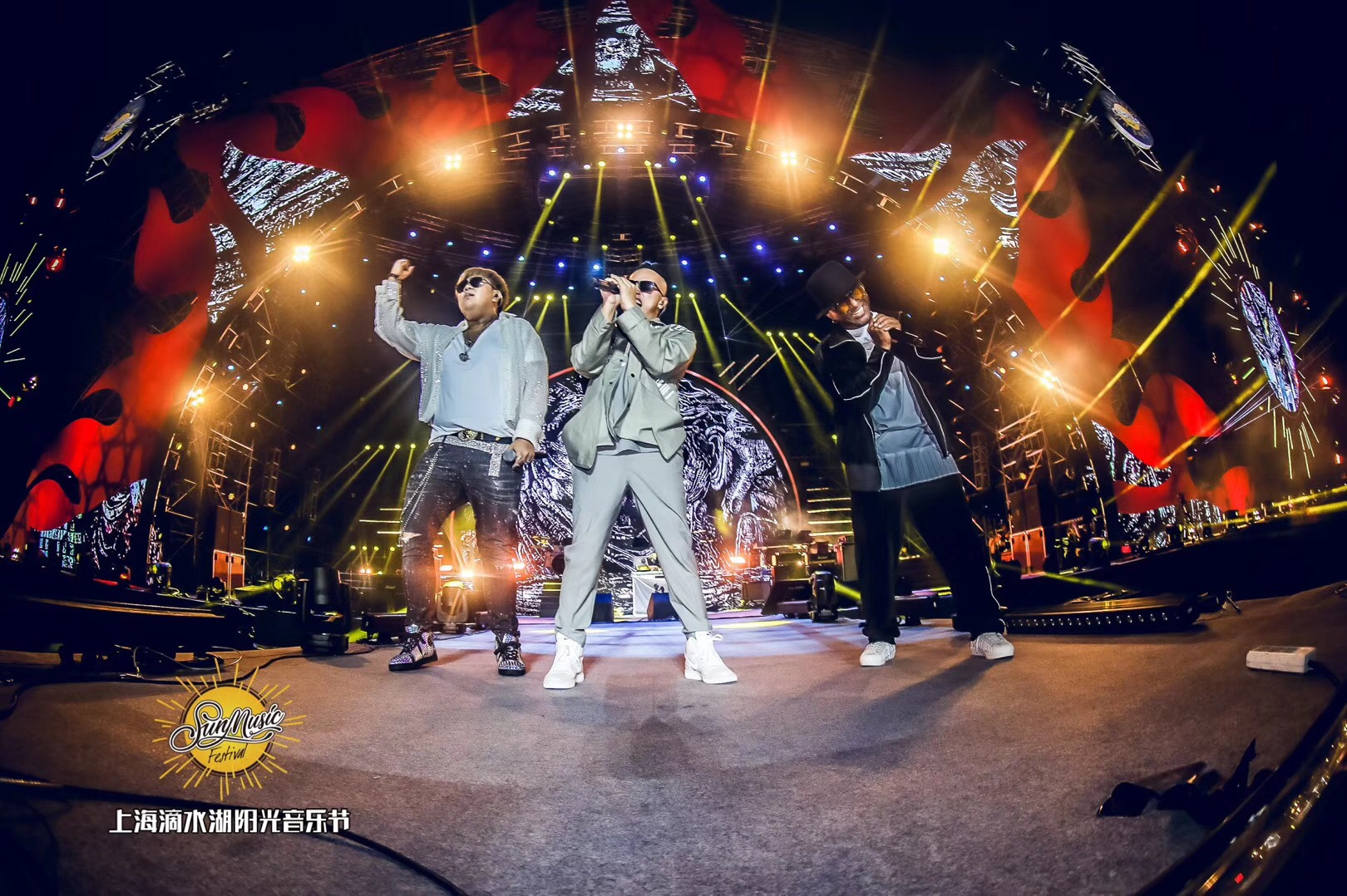 南征北战nzbz助阵阳光音乐节爆燃经典歌曲引大合唱