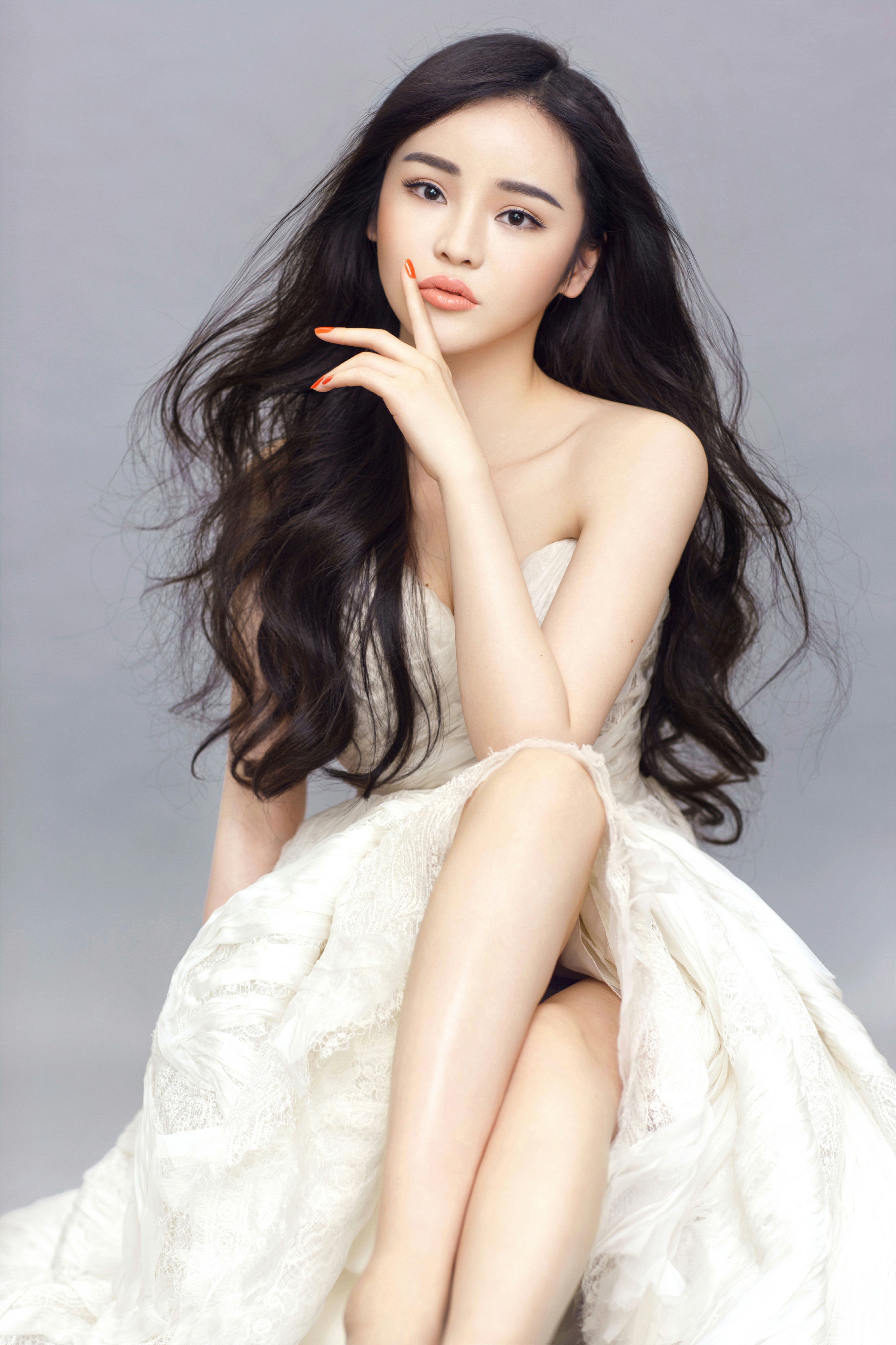 张懿暄nikkibaby波浪卷发显美艳红唇玉手香肩长腿撩人心