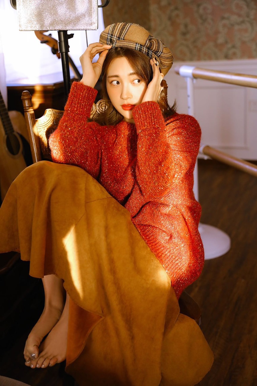 少女感溢出屏幕包文婧写真红毛衣超暖心