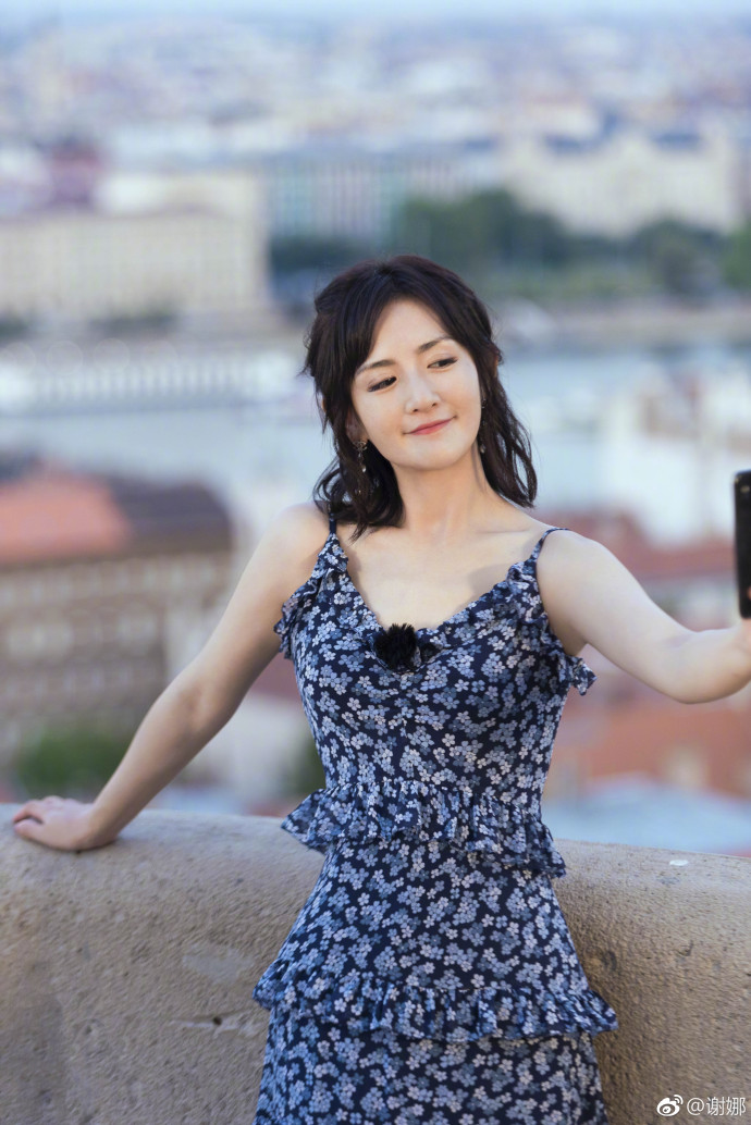 谢娜欧洲风情写真显露白嫩肌肤 "太阳女神"的微笑充满正能量!