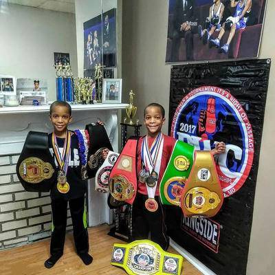 双胞胎兄弟2岁就踏上拳击擂台,如今已赢得13条金腰带