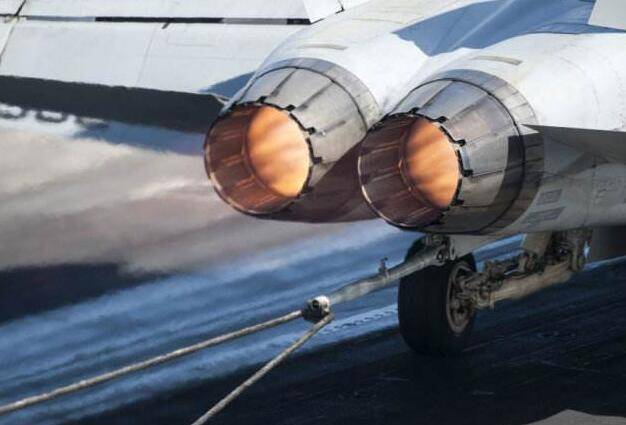 了为了保证舰载机的安全着舰,舰母甲板上一般都会设置四到六道阻拦索