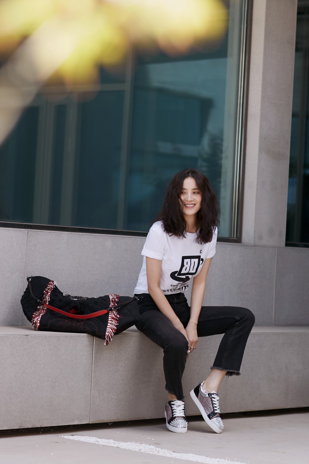 宋佳最新街拍复古摇滚卷发个性十足