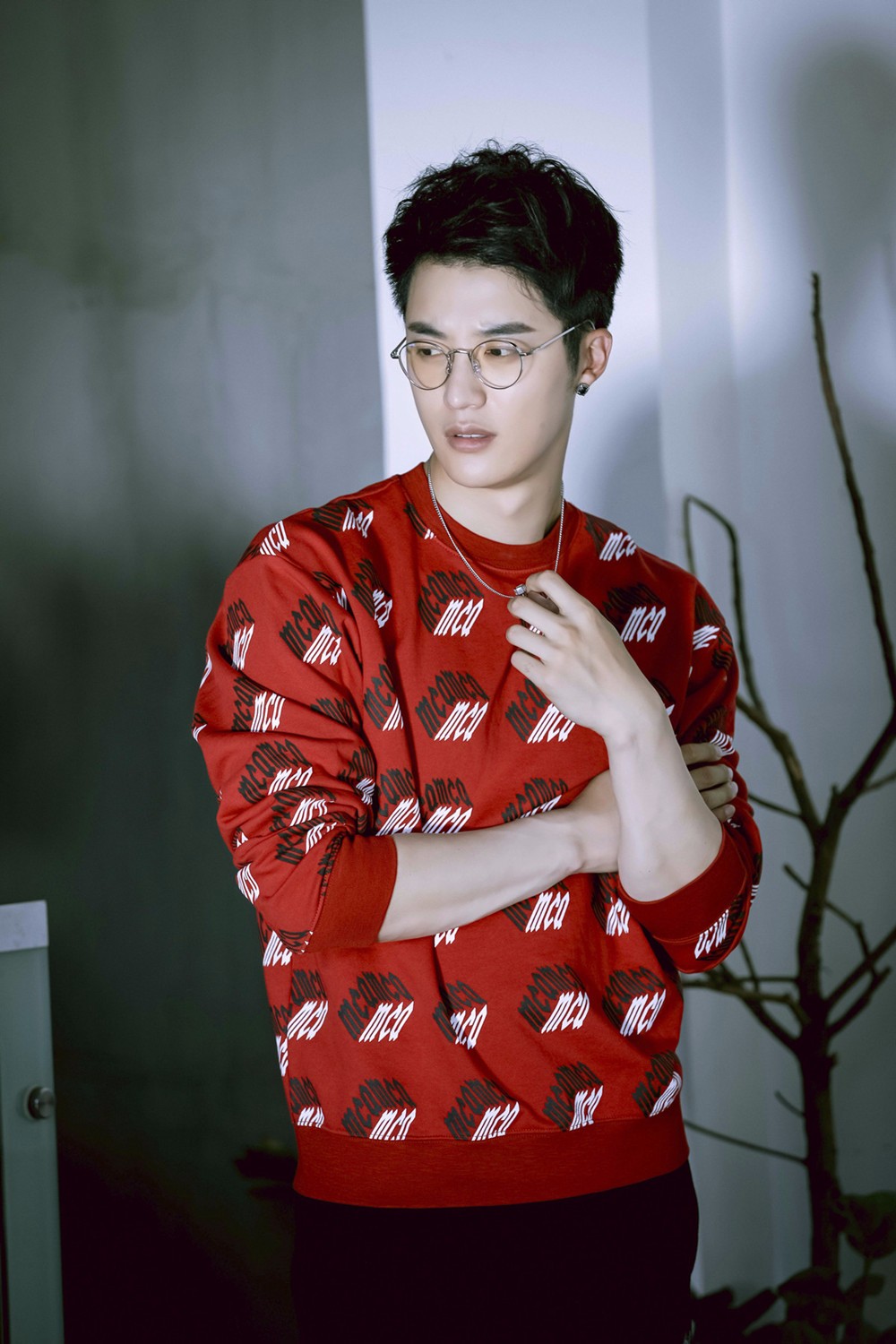 王燕阳潮流look满分红衣圆眼镜潮酷十足